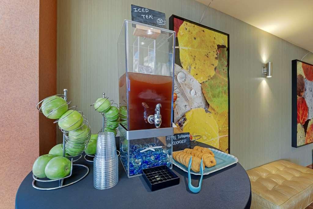 Best Western Plus Emerald Isle Hotel Sidney Restaurant photo