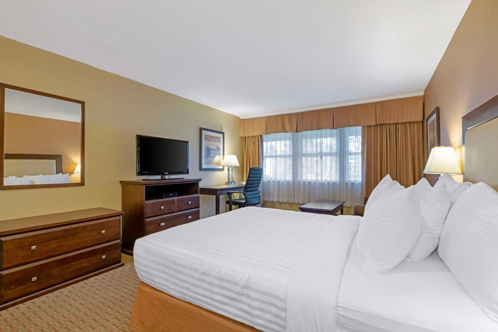Best Western Plus Emerald Isle Hotel Sidney Exterior photo