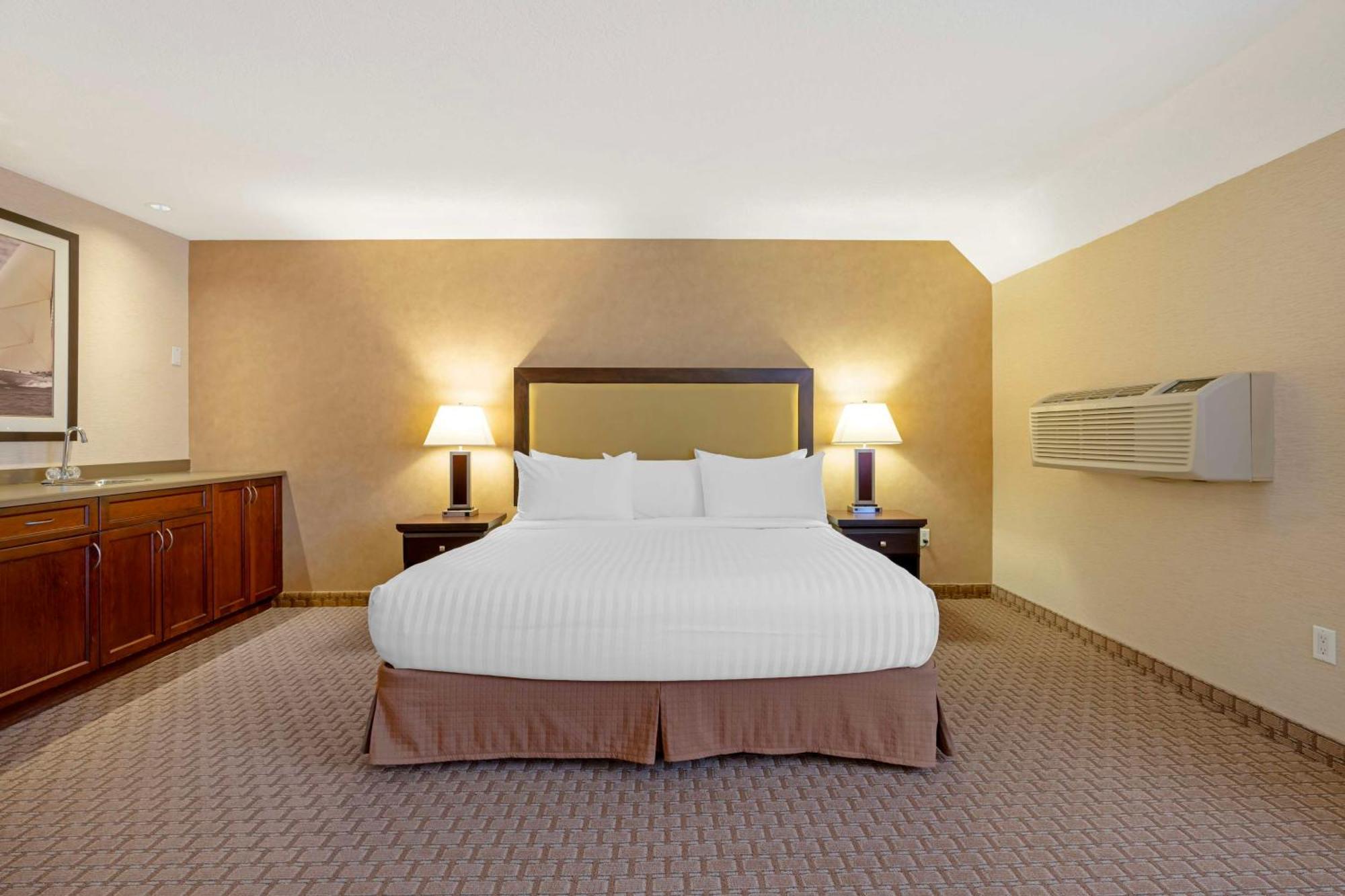 Best Western Plus Emerald Isle Hotel Sidney Exterior photo