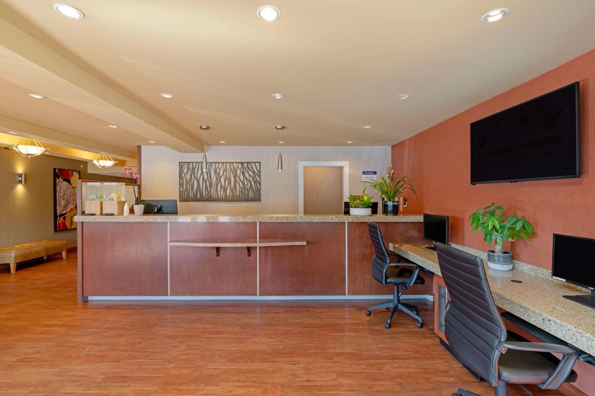 Best Western Plus Emerald Isle Hotel Sidney Exterior photo