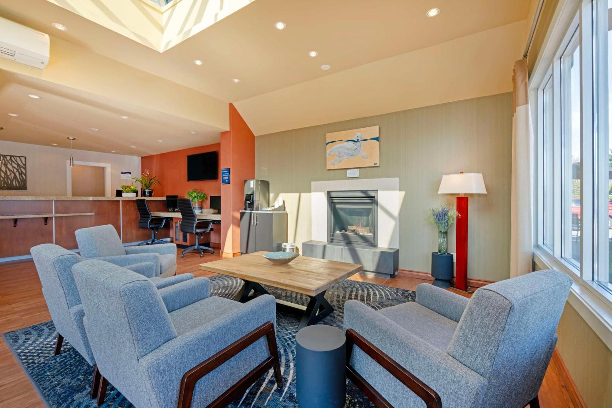 Best Western Plus Emerald Isle Hotel Sidney Exterior photo