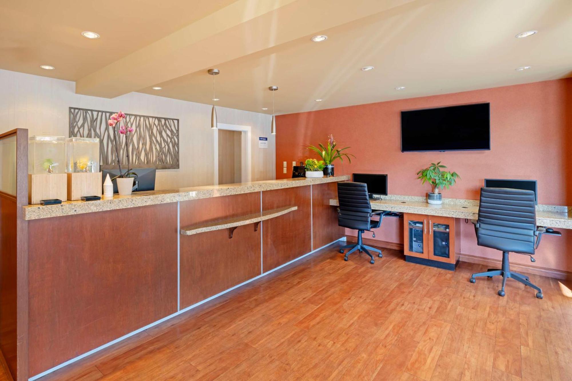 Best Western Plus Emerald Isle Hotel Sidney Exterior photo