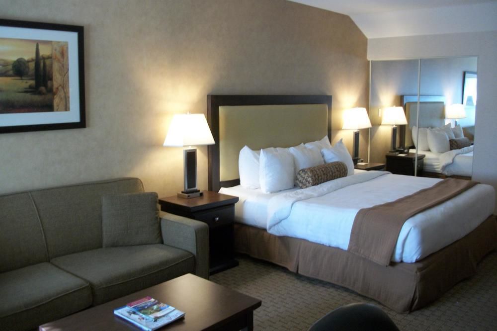 Best Western Plus Emerald Isle Hotel Sidney Exterior photo